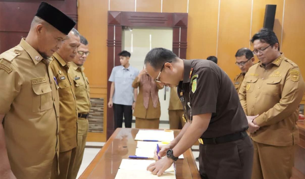Suasana penandatanganan PKS antara Pemkab dengan Kejari Tanah Datar 